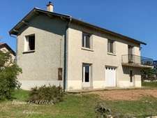 Proche du centre de ST GERMAIN LAVAL   MAISON de 120 M2 avec terrain arborée de 2000 m2 avec sa très belle vue 
