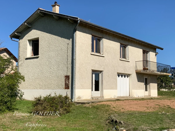 Proche du centre de ST GERMAIN LAVAL   MAISON de 120 M2 avec terrain arborée de 2000 m2 avec sa très belle vue 