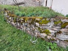 Proche de NOIRETABLE à vendre  APPARTEMENT de 68 M2 avec petit terrain non attenant
