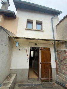 Proche de FEURS  (42). MAISON de village de 56 M2 avec sa petite cour et son terrain non attenant 