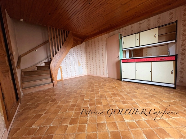 Proche de NOIRETABLE à vendre  APPARTEMENT de 68 M2 avec petit terrain non attenant