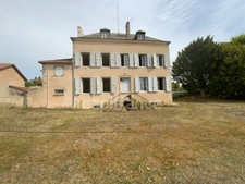 A  SAINT FORGEUX LESPINASSE (42) MAISON DE CARACTERE de 200 M2 avec DEPENDANCES et terrain clos de 8400M2