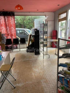 A NOIRETABLE (42) Batiment Professionnel  avec un APPART de 84 M2 sur un terrain de 8700 m2  