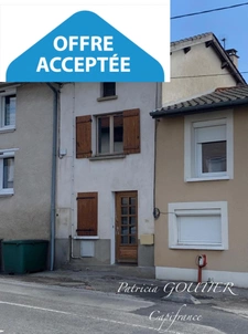 Proche de FEURS  (42). MAISON de village de 56 M2 avec sa petite cour et son terrain non attenant 