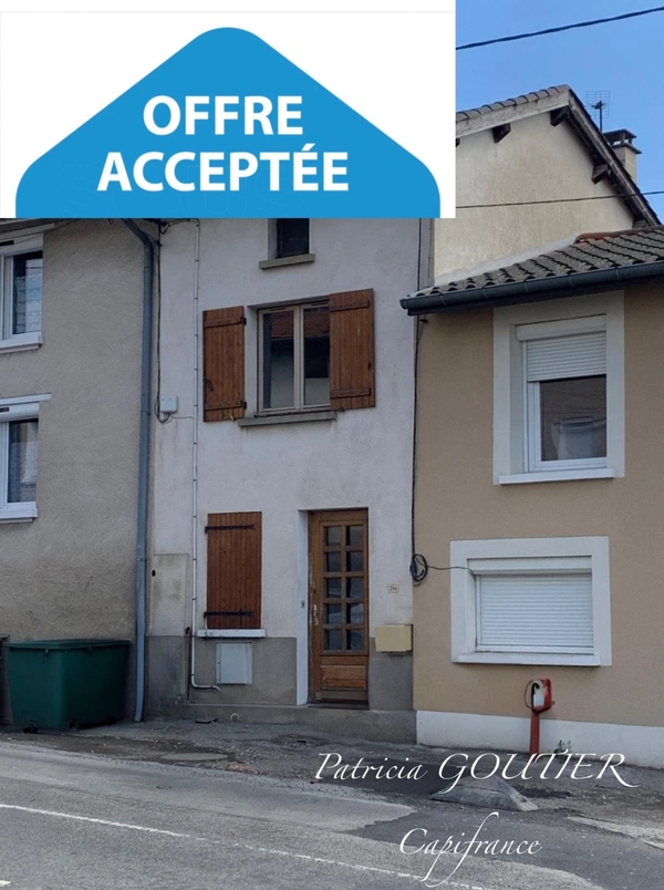 Proche de FEURS  (42). MAISON de village de 56 M2 avec sa petite cour et son terrain non attenant 