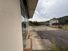 Proche de NOIRETABLE  (42) Local commercial/bureau de 50 M2 avec grand parking clos 