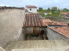 Proche de FEURS  (42). MAISON de village de 56 M2 avec sa petite cour et son terrain non attenant 
