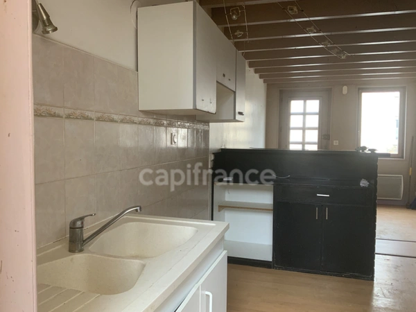 Proche de FEURS  (42). MAISON de village de 56 M2 avec sa petite cour et son terrain non attenant 