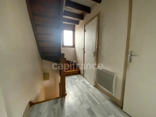 Proche de FEURS  (42). MAISON de village de 56 M2 avec sa petite cour et son terrain non attenant 