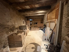 proche d' AMBERT (63) CORPS DE FERME en pierre renové  avec sa grange indépendante  TERRAIN de 1209 M2