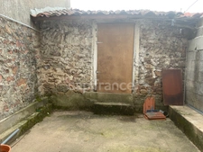 Proche de FEURS  (42). MAISON de village de 56 M2 avec sa petite cour et son terrain non attenant 