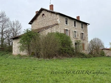Proche de NOIRETABLE   MAISON EN PIERRE de 180 M2 avec son hangar sur terrain arboré de 7400m2