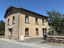 Proche de NOIRETABLE  : MAISON DE CAMPAGNE de 157 m2 avec DEPENDANCES  et TERRAIN de 1200 M2