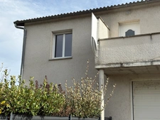 A FEURS (42). APPARTEMENT  T3  Relooké  Avec  PLACE DE PARKING ,  quartier calme 