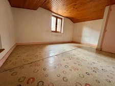 Proche de NOIRETABLE à vendre  APPARTEMENT de 68 M2 avec petit terrain non attenant
