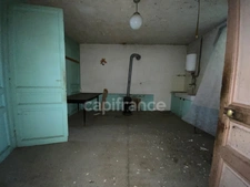 Proche de NOIRETABLE   MAISON EN PIERRE de 180 M2 avec son hangar sur terrain arboré de 7400m2