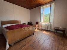 Proche de NOIRETABLE  : MAISON DE CAMPAGNE de 157 m2 avec DEPENDANCES  et TERRAIN de 1200 M2