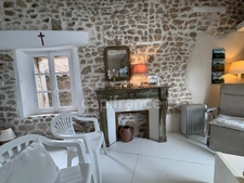 proche d' AMBERT (63) CORPS DE FERME en pierre renové  avec sa grange indépendante  TERRAIN de 1209 M2