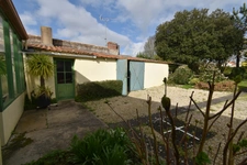 Dpt Vendée (85), à vendre entre CHALLANS et NOIRMOUTIER à SAINT GERVAIS maison de bourg de 210 m²  sur 879 m² de terrain clos avec puits