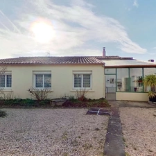 Dpt Vendée (85), à vendre entre CHALLANS et NOIRMOUTIER à SAINT GERVAIS maison de bourg de 210 m²  sur 879 m² de terrain clos avec puits