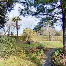 Dpt Vendée (85), à vendre entre CHALLANS et NOIRMOUTIER à SAINT GERVAIS maison de bourg de 210 m²  sur 879 m² de terrain clos avec puits