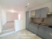 Local commercial avec studio attenant à vendre BERTHECOURT (60)