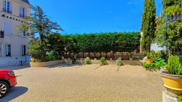 Hôtel particulier à  CARCASSONNE, 18 chambres, 1340 m² habitables avec 2 hangars 668 m², parking, jardin 350 m²