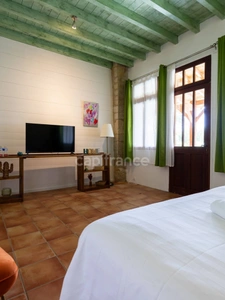 Property with over 700m2 of living space on 1.24 hectares of land, swimming pool and exceptional views 