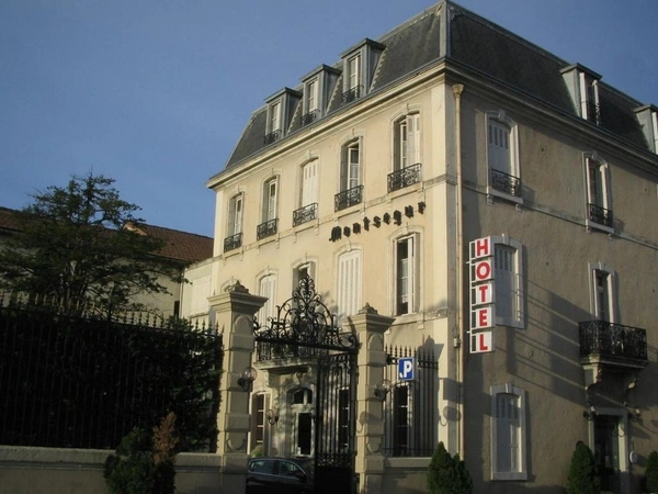Hôtel particulier à  CARCASSONNE, 18 chambres, 1340 m² habitables avec 2 hangars 668 m², parking, jardin 350 m²