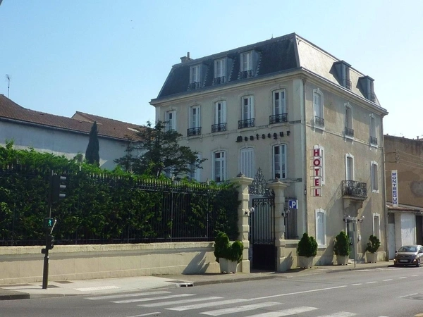 Hôtel particulier à  CARCASSONNE, 18 chambres, 1340 m² habitables avec 2 hangars 668 m², parking, jardin 350 m²