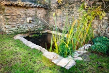 Dpt Vaucluse (84), à vendre en campagne de MENERBES, proche de Gordes et de l'Isle sur la Sorgue, Propriété de près de 2 ha avec Mas familial et dépendances sur près de 400 m² offrant 7 chambres