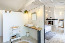 Maison de caractère (près de 320 m2, 5 chambres) avec cour intérieure, piscine & appartement indépendant (près de 135 m2, 2 chambres) – Lagnes, Luberon (84)