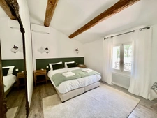 Dpt Vaucluse (84), à vendre GORDES propriété de 465 m2 en pierre avec 11 chambres sur près de 5 ha
