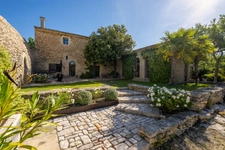 Propriété à vendre avec Mas d’Exception, Borie avec près de 310m2,à Gordes (84). piscine sur 3,4 hectares