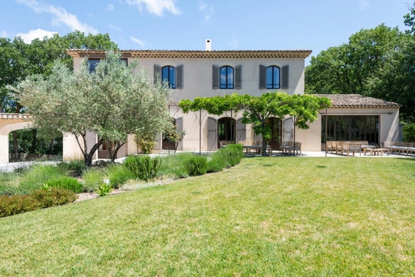 MÉNERBES – PROPRIÉTÉ D’EXCEPTION – 2 BÂTISSES – 9 CHAMBRES – PISCINE – SPA – PICKLE BALL – VUE LUBERON