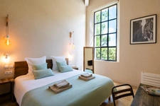 MÉNERBES – PROPRIÉTÉ D’EXCEPTION – 2 BÂTISSES – 9 CHAMBRES – PISCINE – SPA – PICKLE BALL – VUE LUBERON