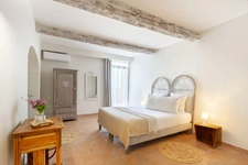 Character house (nearly 320 m2, 5 bedrooms) with interior courtyard, swimming pool & independent apartment (nearly 135 m2, 2 bedrooms) – Lagnes, Luberon (84)