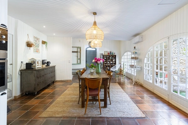 Maison de caractère (près de 320 m2, 5 chambres) avec cour intérieure, piscine & appartement indépendant (près de 135 m2, 2 chambres) – Lagnes, Luberon (84)