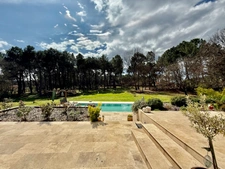 Maison à vendre aux portes de ROUSSILLON (84) 5 chambres, piscine, jardin paysagé
