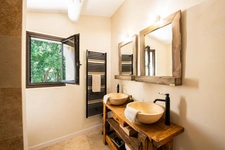 MÉNERBES – PROPRIÉTÉ D’EXCEPTION – 2 BÂTISSES – 9 CHAMBRES – PISCINE – SPA – PICKLE BALL – VUE LUBERON