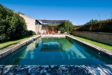 Dpt Vaucluse (84), à vendre en campagne de MENERBES, proche de Gordes et de l'Isle sur la Sorgue, Propriété de près de 2 ha avec Mas familial et dépendances sur près de 400 m² offrant 7 chambres