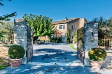 Dpt Vaucluse (84), à vendre en campagne de MENERBES, proche de Gordes et de l'Isle sur la Sorgue, Propriété de près de 2 ha avec Mas familial et dépendances sur près de 400 m² offrant 7 chambres