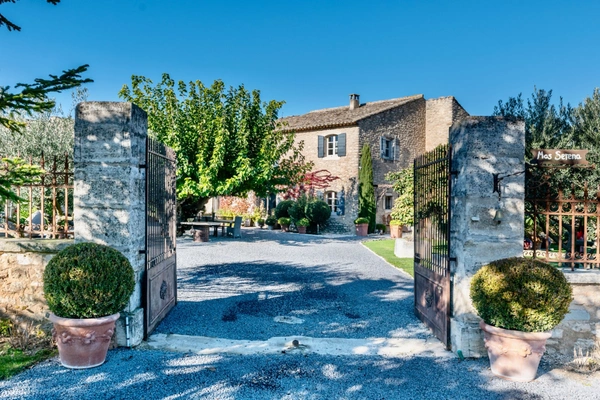 Dpt Vaucluse (84), à vendre en campagne de MENERBES, proche de Gordes et de l'Isle sur la Sorgue, Propriété de près de 2 ha avec Mas familial et dépendances sur près de 400 m² offrant 7 chambres