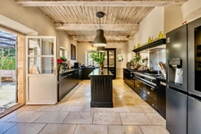 Dpt Vaucluse (84), à vendre en campagne de MENERBES, proche de Gordes et de l'Isle sur la Sorgue, Propriété de près de 2 ha avec Mas familial et dépendances sur près de 400 m² offrant 7 chambres