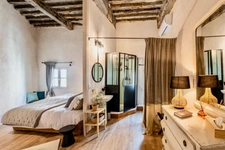 Dpt Vaucluse (84), à vendre au Coeur de L'ISLE SUR LA SORGUE exceptionnelle maison de près de 600 m2 avec jardin paysagé avec piscine sur plus de 900 m2 et chapelle à rénover de près de 180 m2 