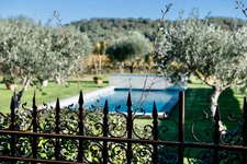 Dpt Vaucluse (84), à vendre en campagne de MENERBES, proche de Gordes et de l'Isle sur la Sorgue, Propriété de près de 2 ha avec Mas familial et dépendances sur près de 400 m² offrant 7 chambres