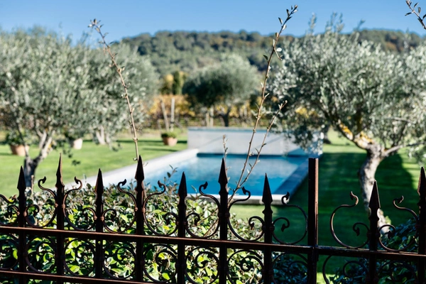 Dpt Vaucluse (84), à vendre en campagne de MENERBES, proche de Gordes et de l'Isle sur la Sorgue, Propriété de près de 2 ha avec Mas familial et dépendances sur près de 400 m² offrant 7 chambres