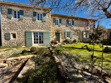 Village farmhouse with garden and swimming pool in a hamlet of Murs, 7 minutes from Gordes