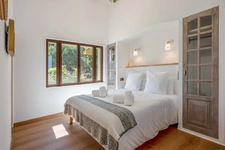 Bastide à vendre composée de 4 suites, 1 annexe avec piscine sur terrain attenant de près d'un hectare OPPEDE (84)