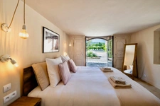 MÉNERBES – PROPRIÉTÉ D’EXCEPTION – 2 BÂTISSES – 9 CHAMBRES – PISCINE – SPA – PICKLE BALL – VUE LUBERON